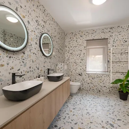 Sebastijan Villa Pavicini